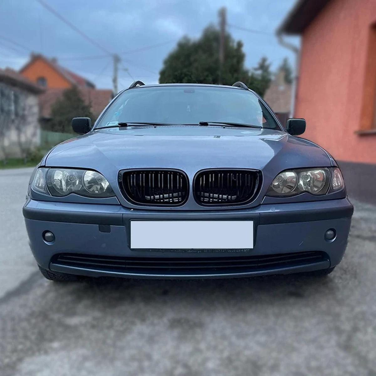 Double-slat kidney grille fitted on a BMW 3 Series E46 Touring facelift (2002-2005)