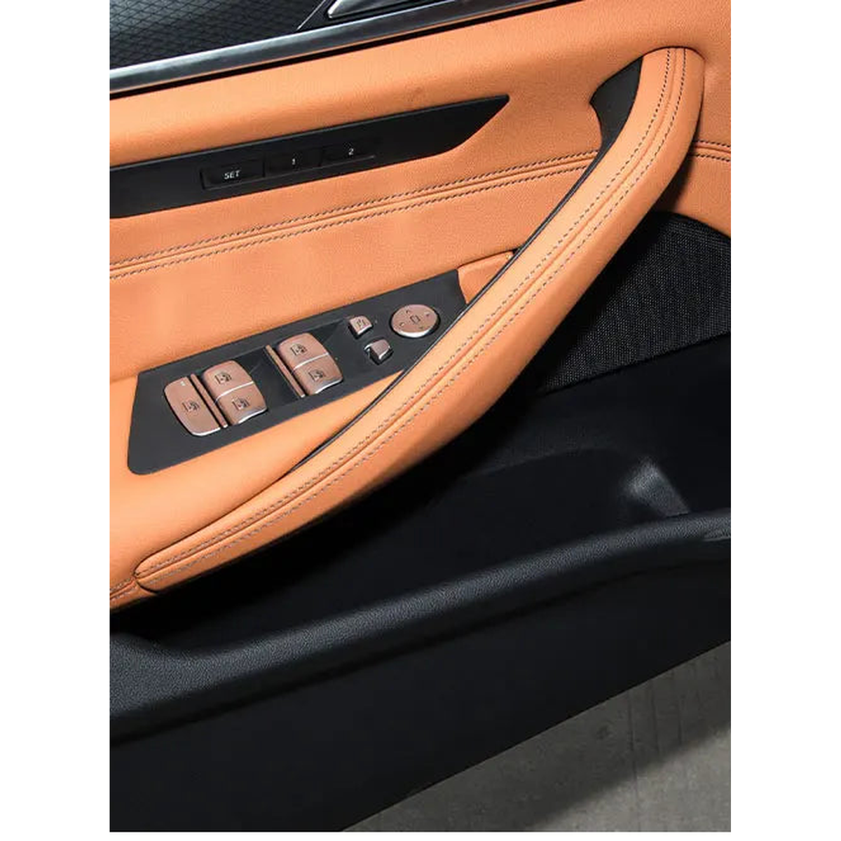 Beige door pull handle installed on BMW 5 Series G30 / G31 door panel (2017-2024)