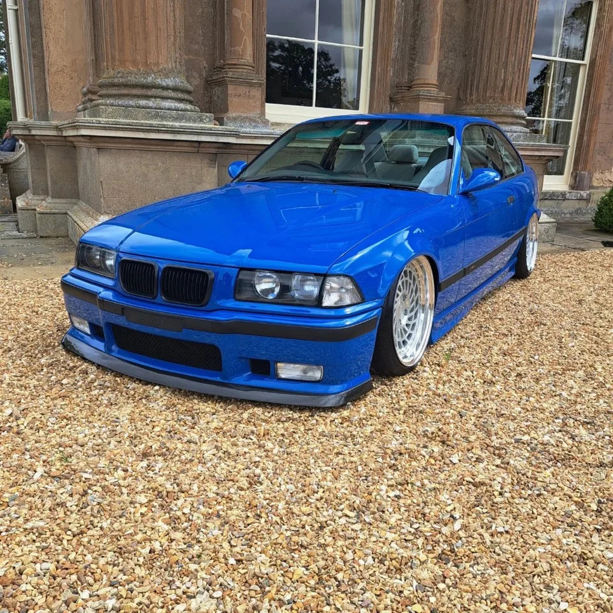 Glossy black kidney grille pair fitted on a BMW E36 coupe, for BMW 3 Series E36 LCI (1996-1999)